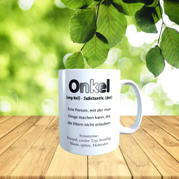 Definition Onkel Tasse in weiss mit dem Spruch - Eine Person, mit der man Dinge machen kann, die die Eltern nicht erlauben und Synonymen zu Onkel