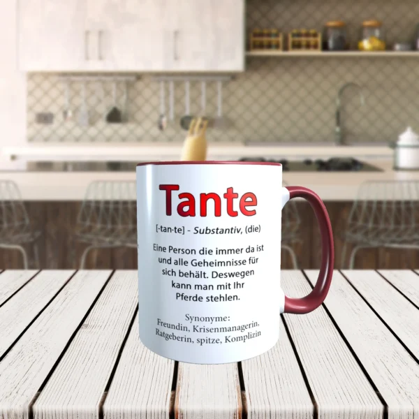 Definition Tante Tasse in bordeauxrot mit dem Spruch - Eine Person die immer da ist und alle Geheimnisse für sich behält. Deswegen kann man mit Ihr Pferde stehlen und Synonymen zu Tante