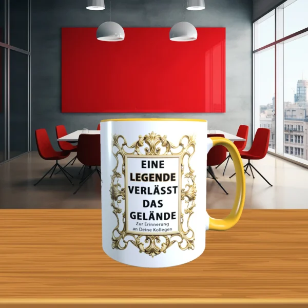 Abschied Tasse in goldgelb mit dem Spruch - Eine Legende verlässt das Gelände - Zur Erinnerung an Deine Kollegen