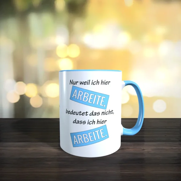 Tasse Arbeit in hellblau mit dem Spruch - Nur weil ich hier arbeite, bedeutet das nicht, dass ich hier arbeite