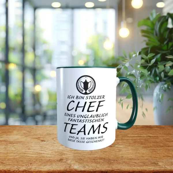 Chef Tasse in dunkelgruen mit dem Spruch - Ich bin stolzer Chef eines unglaublich fantastischen Teams und ja sie haben mir diese Tasse geschenkt