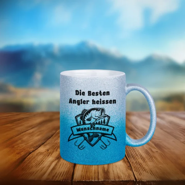 Das beste Angler Geschenk - Glitzertasse in blau silber mit dem Spruch - Die besten Angler heissen - mit Wunschname und einem Fischsymbol mit Fischhaken