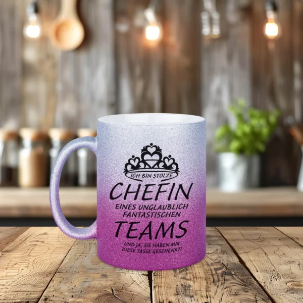 glitzertasse chefin lila silber links | tassenparadies.de
