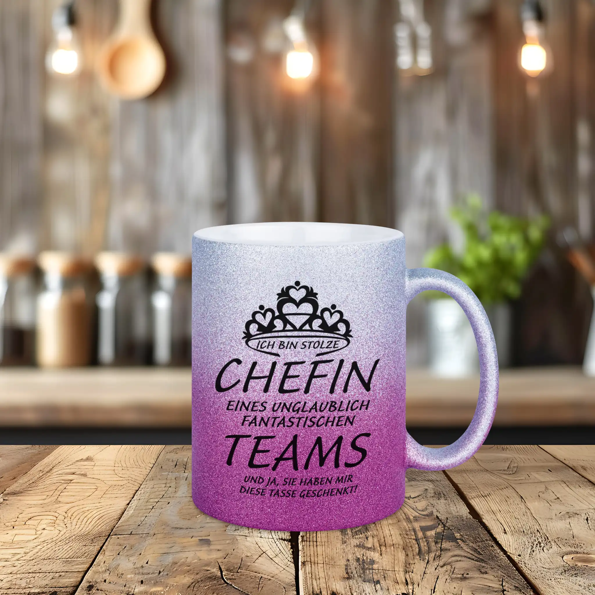 Glitzertasse Chefin in lila-silber mit dem Spruch - Ich bin stolze Chefin eines unglaublich fantastischen Teams und ja sie haben mir diese Tasse geschenkt