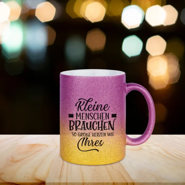 Ideales Erzieherin oder Lehrerin Geschenk - Glitzertasse in gold lila mit dem Spruch - Kleine Menschen brauchen so große Herzen wie Ihres
