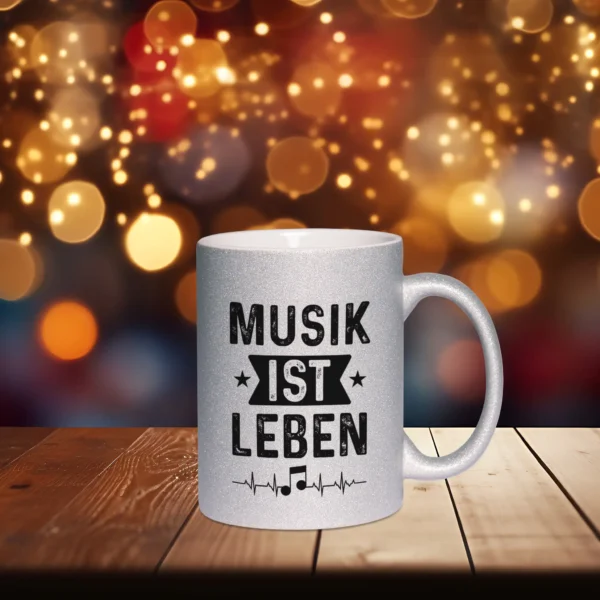 Glitzertasse Musik in silber mit dem Text - Musik ist leben und einer Note als Herzschlag