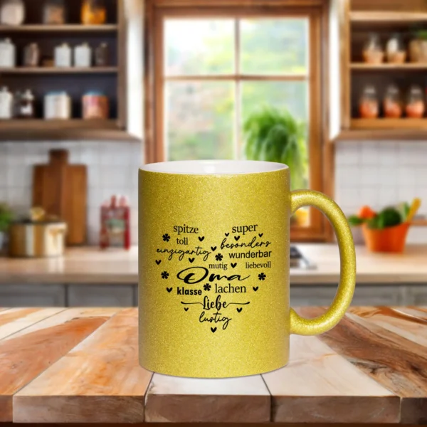 Glitzertasse Oma in gold mit eine Wortwolke in der Oma mit lieben Worten in herzform umgeben ist