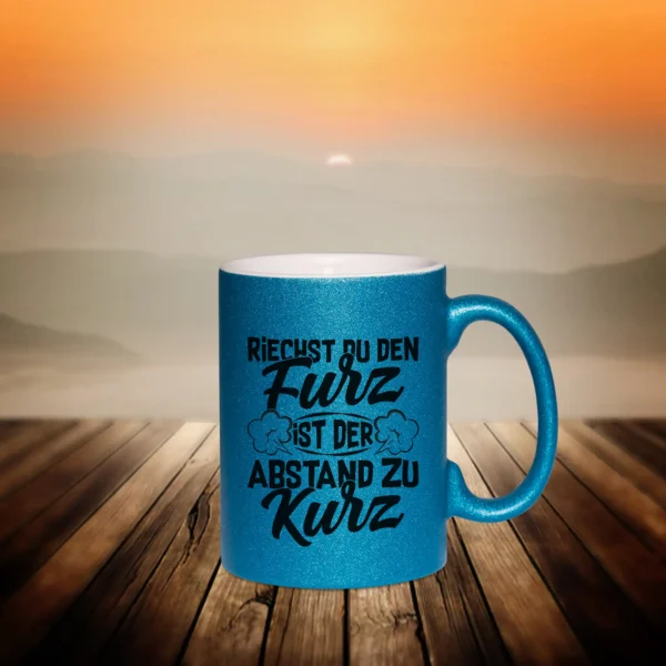Glitzertasse Furz in blau mit dem Text - Riechst Du den Furz ist der Abstand zu kurz