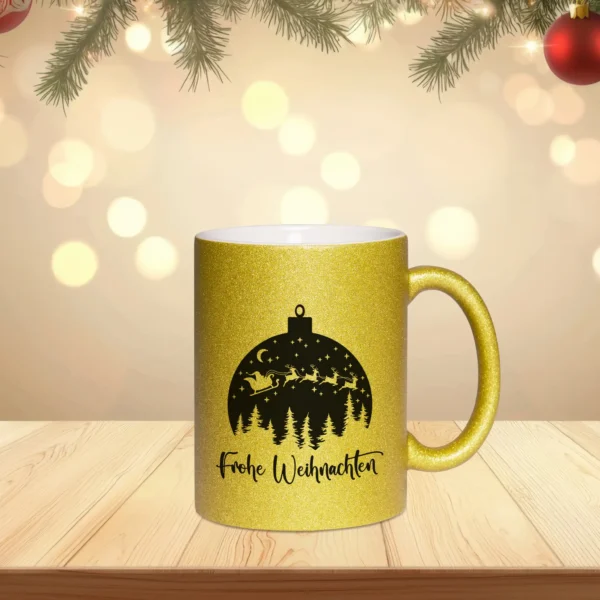 Glitzertasse Weihnachten in gold mit dem Text Frohe Weihnachten und einer Weihnachtskugel mit Weihnachtsmann abgebildet