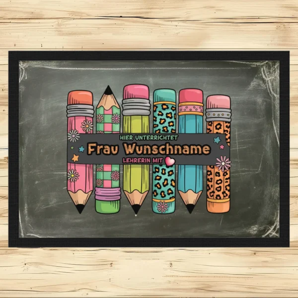 Fußmatte Lehrerin mit Herz mit Stiftemotiv und Wunschname grüne Schultafel