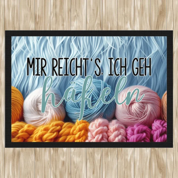 häkeln fußmatte mit dem text - mir reichts ich geh häkeln und hintergrund wolle22