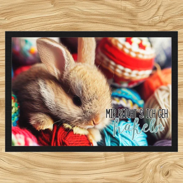 mir reichts ich geh häkeln fußmatte mit einem süßen hasen in wolle im hintergrund