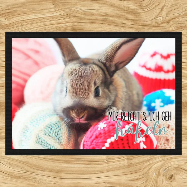 mir reichts ich geh häkeln fußmatte mit einem süßen hasen in wolle im hintergrund