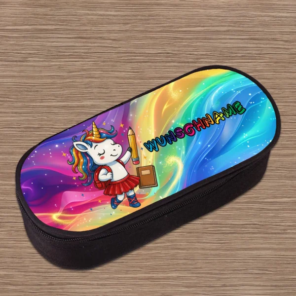 schlampermäppchen einhorn welches einen stift und ein buch hat. personalisierbar mit wunschname.