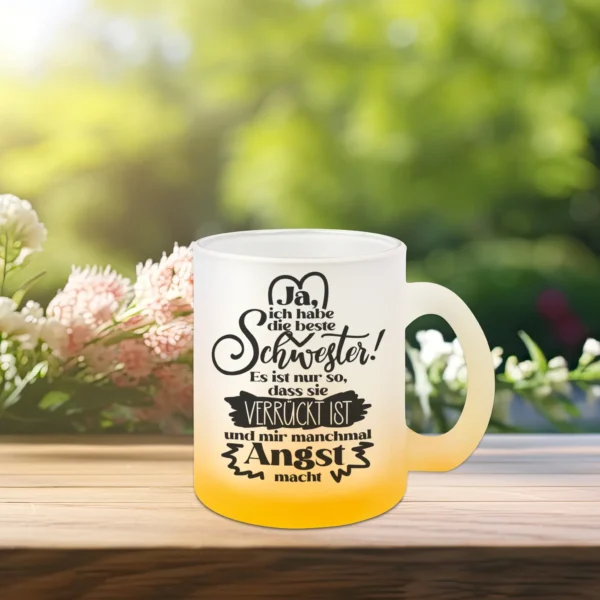 glastasse schwester in gelb mit dem spruch ja ich habe die beste schwester es ist nur so dass sie verrückt ist und mir manchmal angst macht