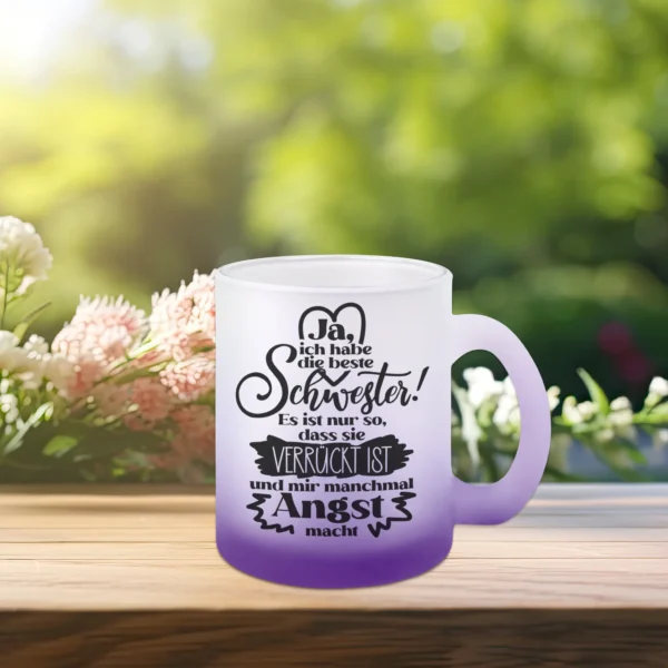 glastasse schwester in lila mit dem spruch ja ich habe die beste schwester es ist nur so dass sie verrückt ist und mir manchmal angst macht