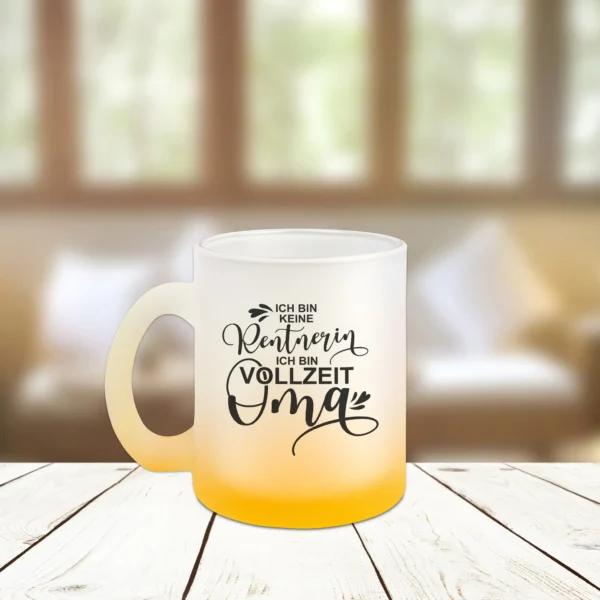 gelbe glastasse ich bin keine rentnerin ich bin vollzeit oma links | tassenparadies.de